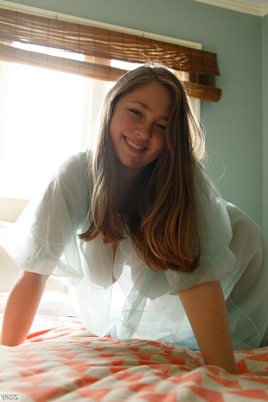 12P Rose Fessenden, jolie amatrice aux seins énormes, pose dans sa robe transparente.