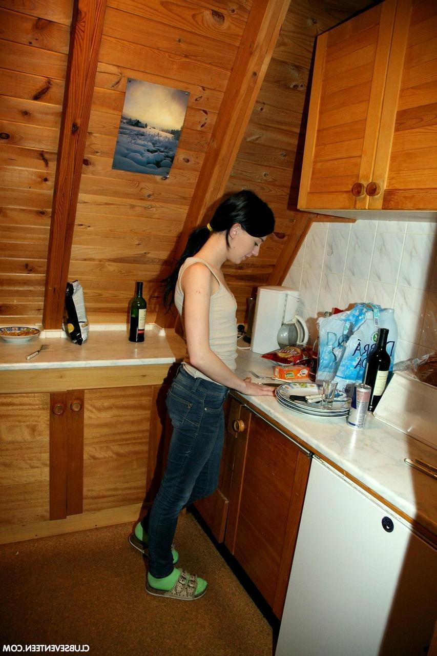 20P La sexy morena amateur Linda O se desnuda y se masturba en una cabaña de madera