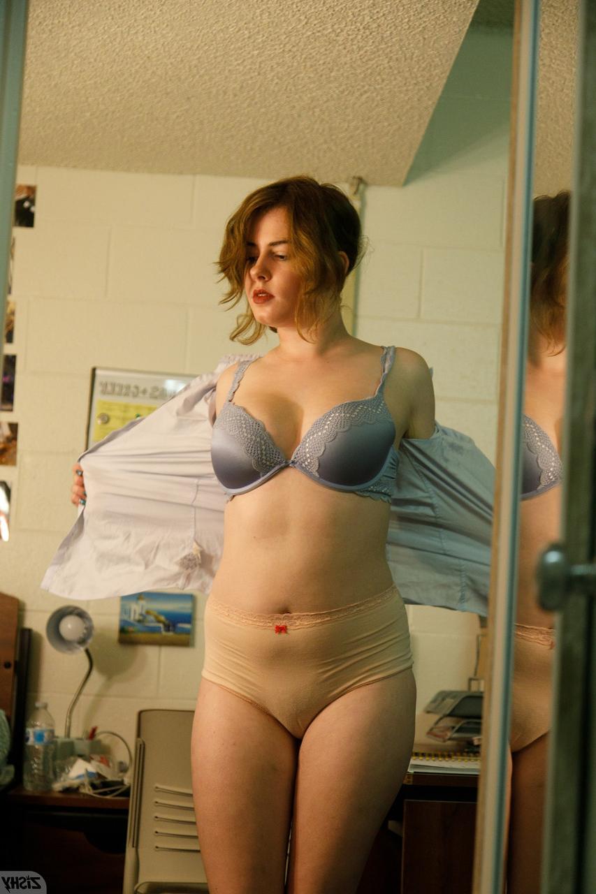 13P A gata totalmente natural Korinne Peterjik se despe e mostra seus peitos suculentos