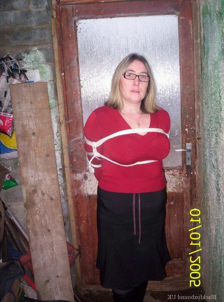 16P Mujer caucásica muestra sus tetas naturales mientras está amordazada y atada con una cuerda