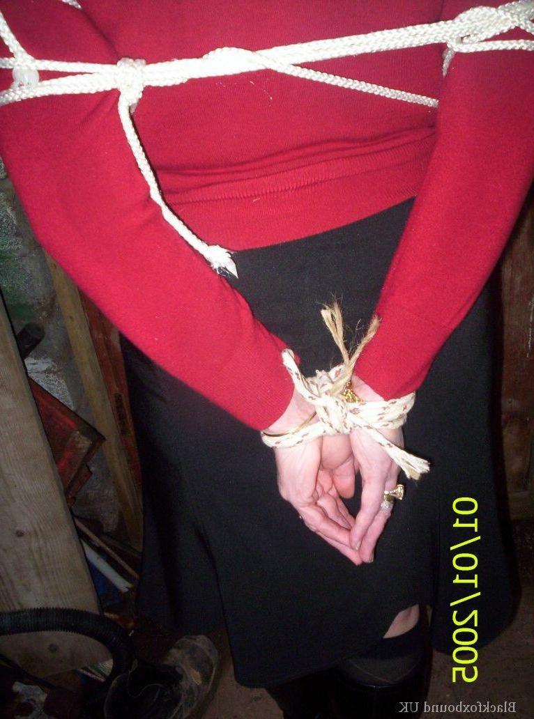 16P Mujer caucásica muestra sus tetas naturales mientras está amordazada y atada con una cuerda