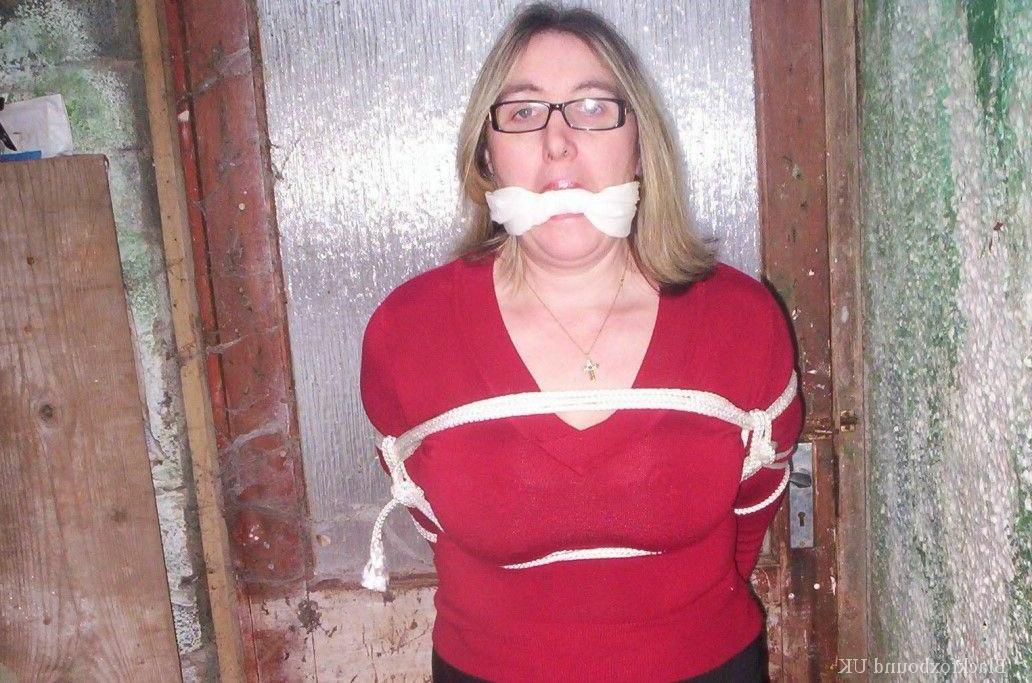 16P Mujer caucásica muestra sus tetas naturales mientras está amordazada y atada con una cuerda