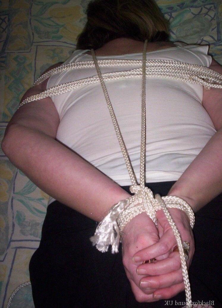 16P Mujer caucásica muestra sus tetas naturales mientras está amordazada y atada con una cuerda