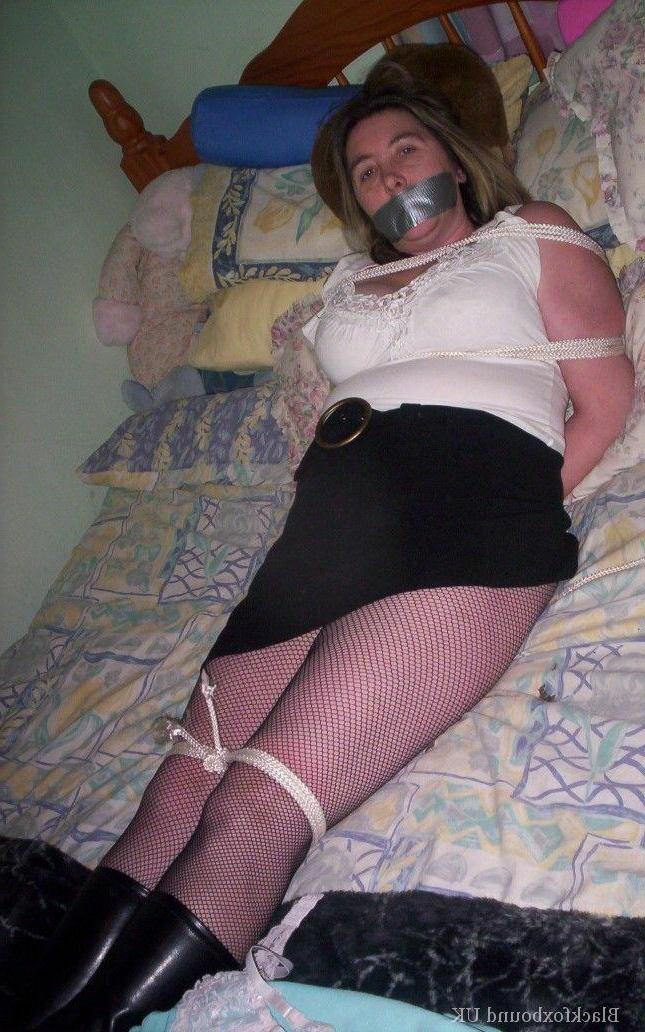 16P Mujer caucásica muestra sus tetas naturales mientras está amordazada y atada con una cuerda