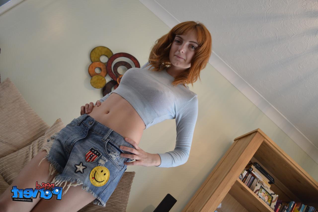 20P A megera ruiva tira a roupa e dá um BJ a um nerd pervertido