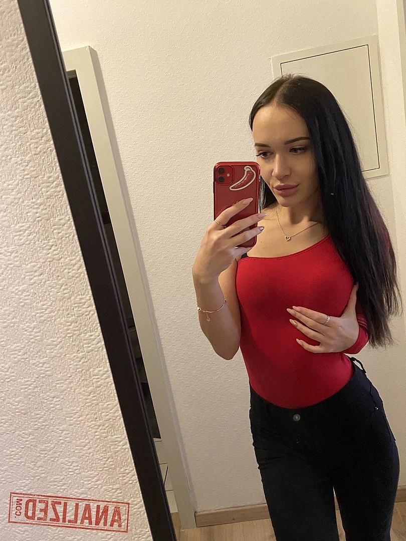20P La amateur de pelo oscuro sasha sparrow se toma selfies de su gran culo mientras se desnuda