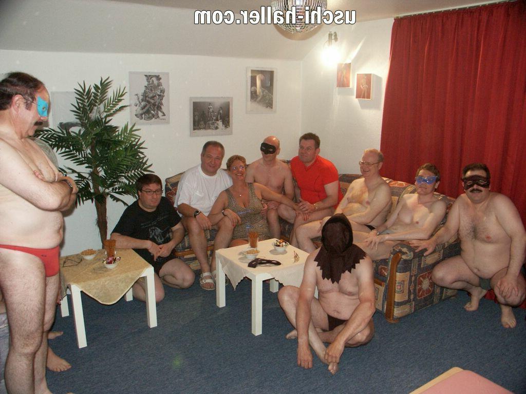 16P Reife Frau mit kurzen Haaren wird auf einem Bett durchgevögelt