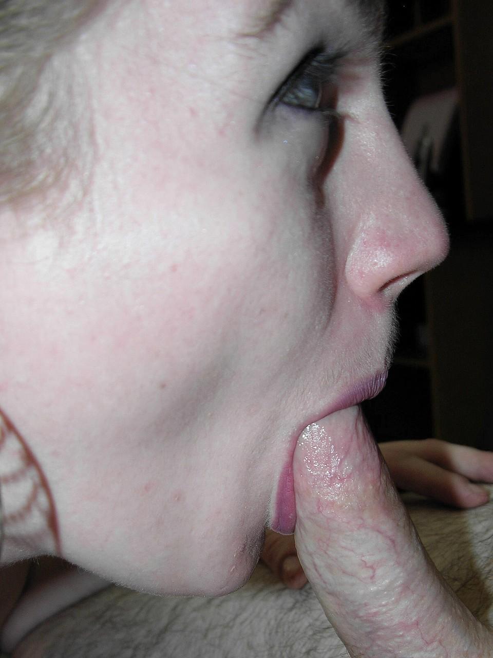 20P Amateur con curvas en medias de red Chastity Sinn hace una excitante mamada en POV