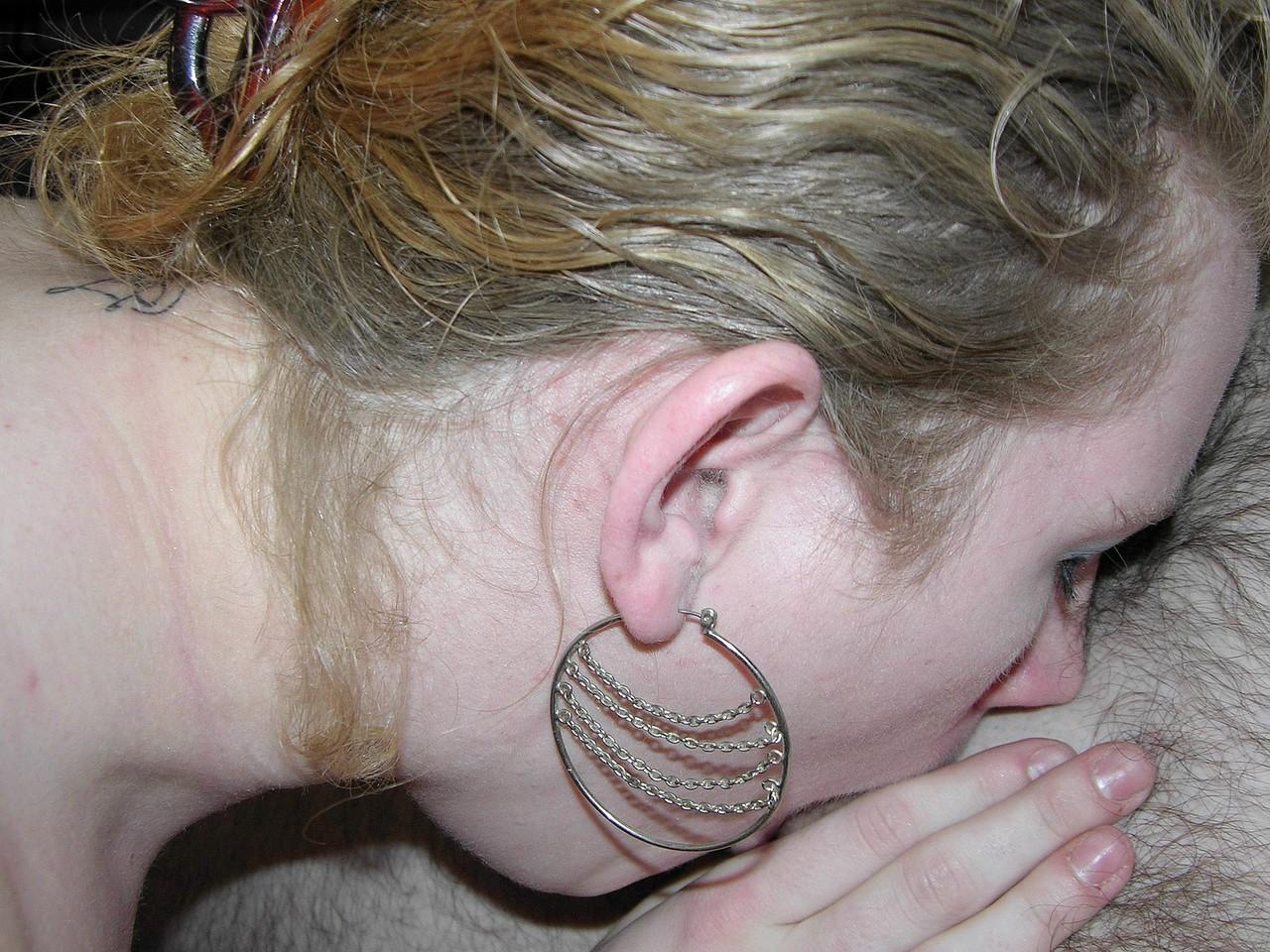 20P Amateur con curvas en medias de red Chastity Sinn hace una excitante mamada en POV