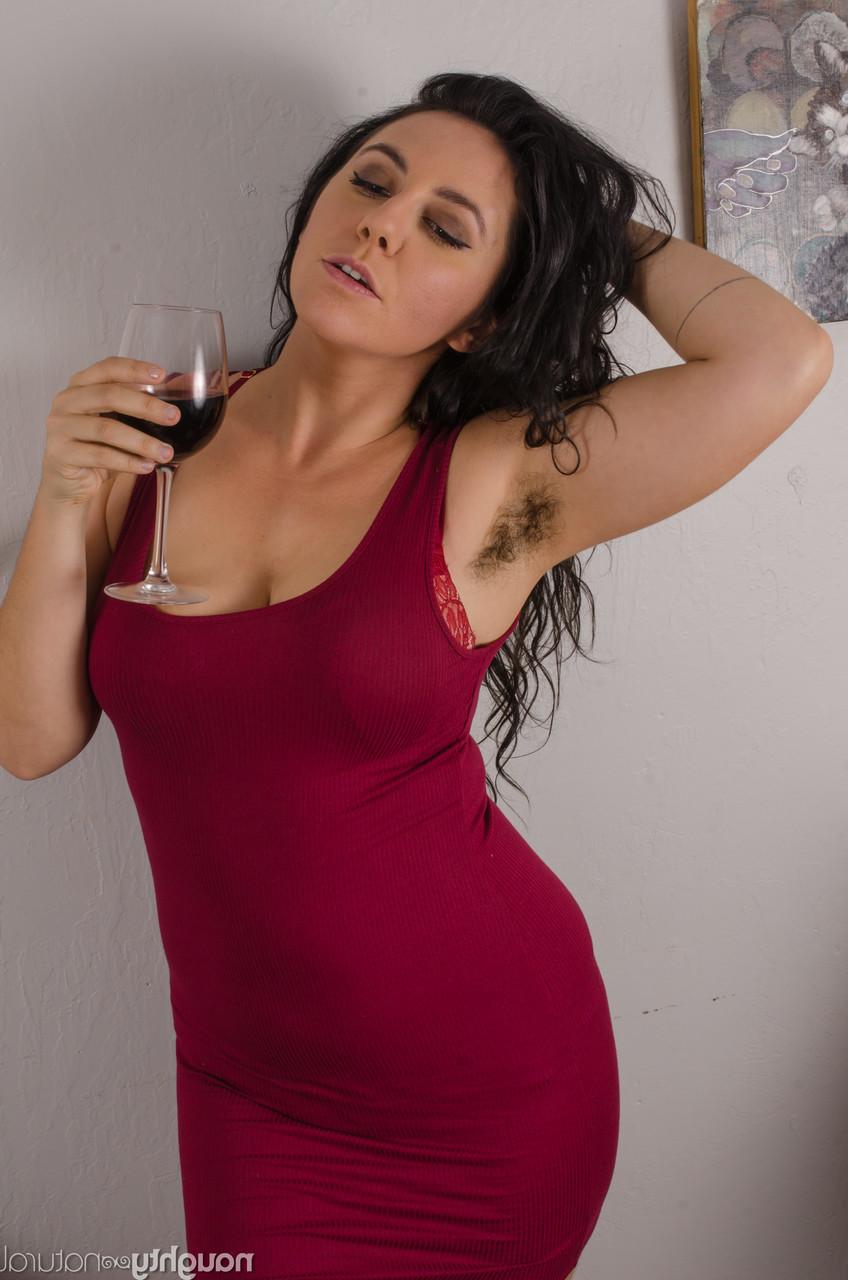 20P Mãe romântica em um vestido vermelho Nikki Silver revela sua buceta peluda em um solo
