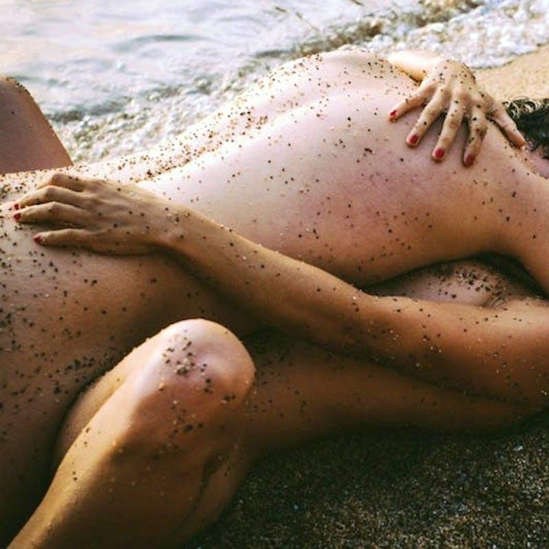 9P A morena europeia Julia Roca posa nua com o namorado em uma praia
