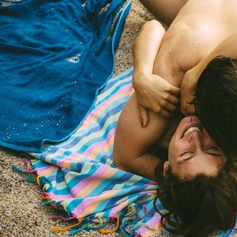 9P A morena europeia Julia Roca posa nua com o namorado em uma praia