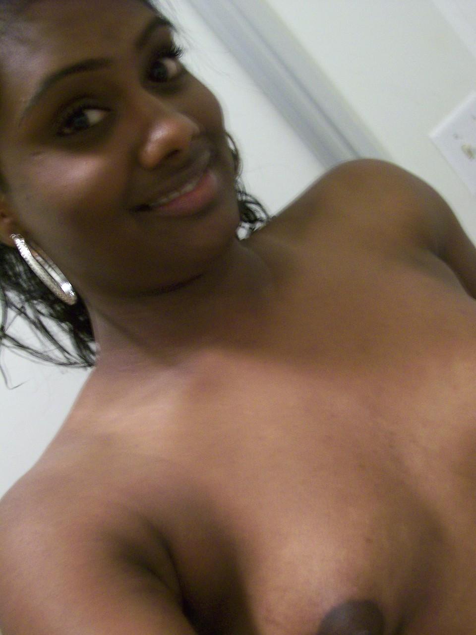 20P A adolescente Ebony Paris tira selfies enquanto mostra sua bunda grande e mamilos inchados
