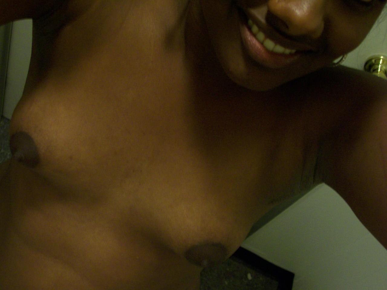 20P A adolescente Ebony Paris tira selfies enquanto mostra sua bunda grande e mamilos inchados