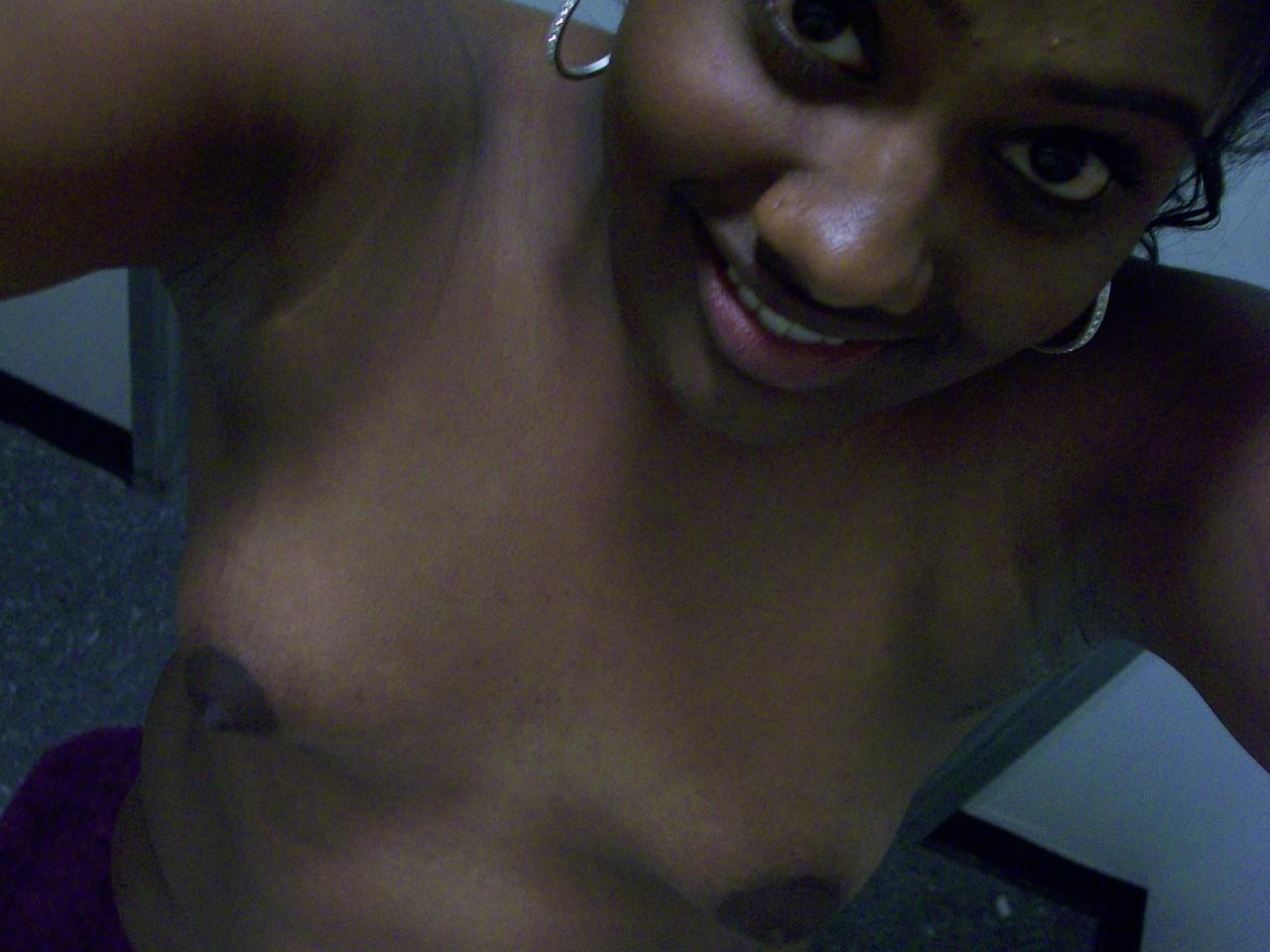20P A adolescente Ebony Paris tira selfies enquanto mostra sua bunda grande e mamilos inchados
