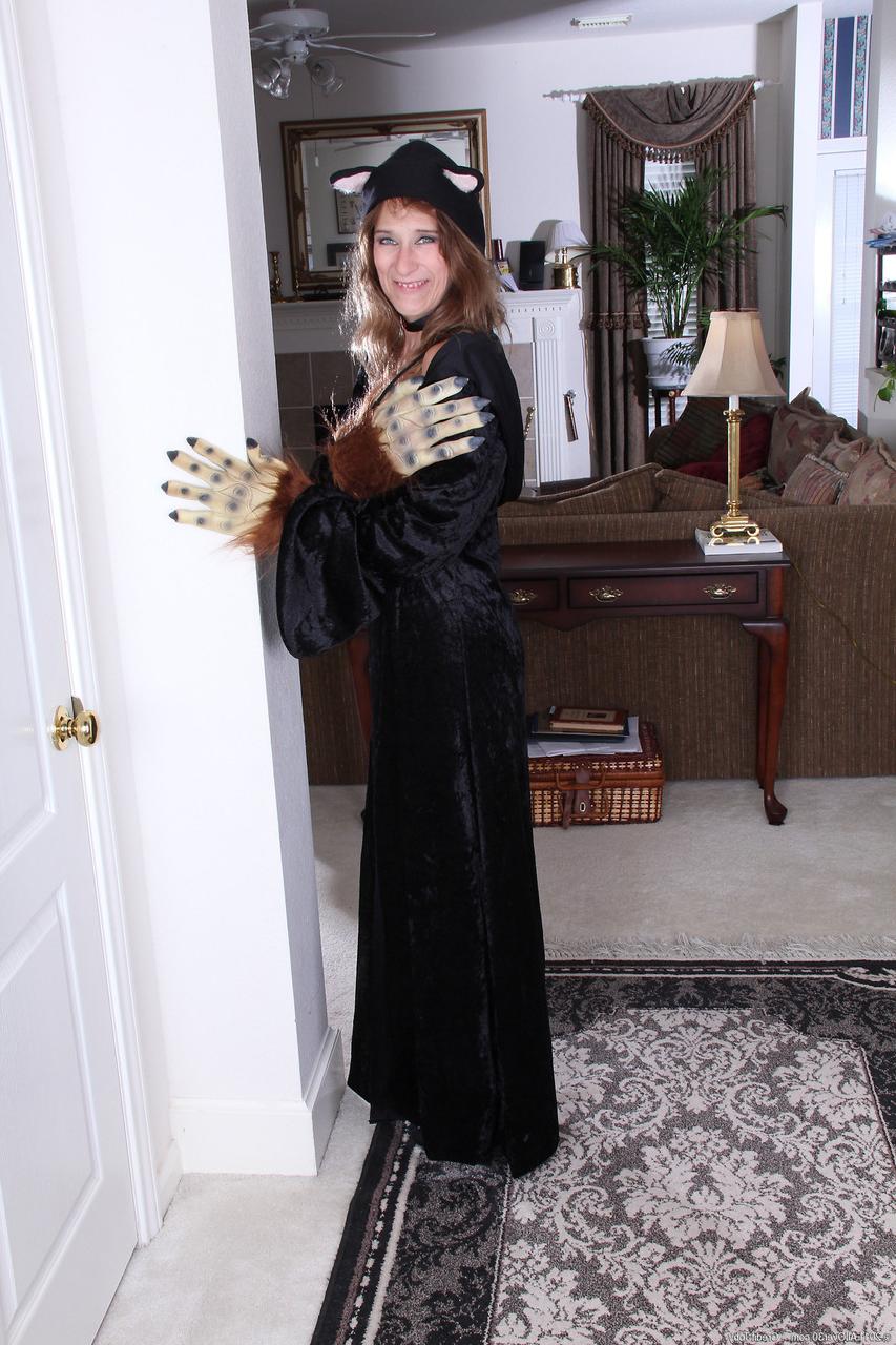 20P Amador MILF Jay Dee perde sua fantasia de Halloween e esfrega sua boceta madura