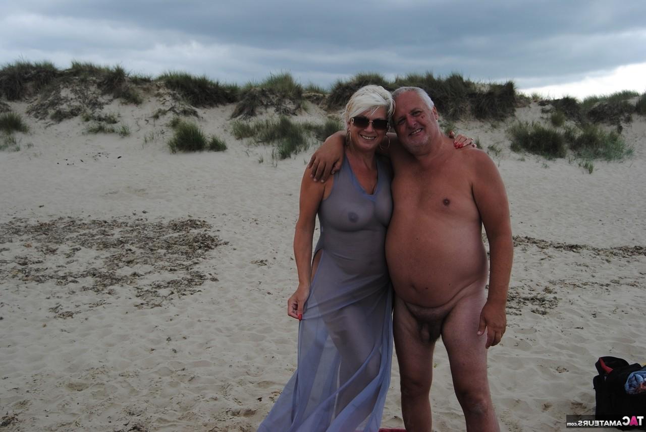 20P Die ältere Platinblondine Dimonty wirft ihrem Mann am FKK-Strand einen Kuss zu