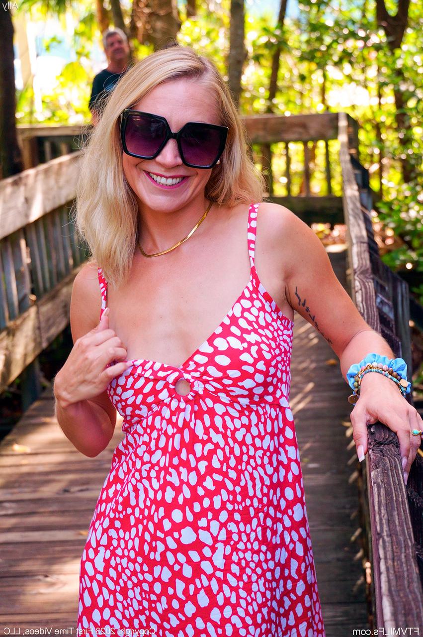 15P Die magere Blondine Ally zieht sich mit Sonnenbrille an einem öffentlichen Strand völlig aus