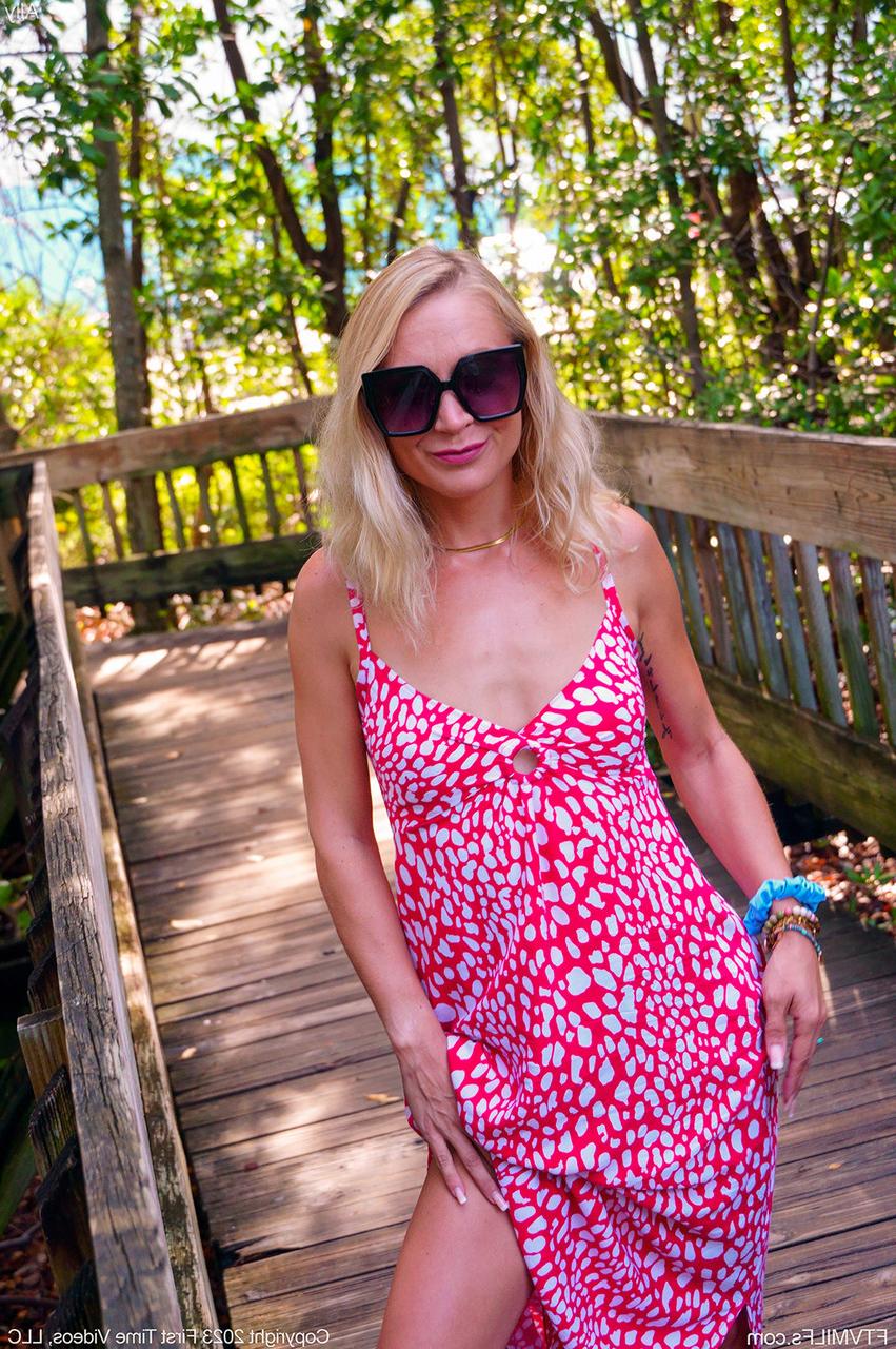 15P Die magere Blondine Ally zieht sich mit Sonnenbrille an einem öffentlichen Strand völlig aus