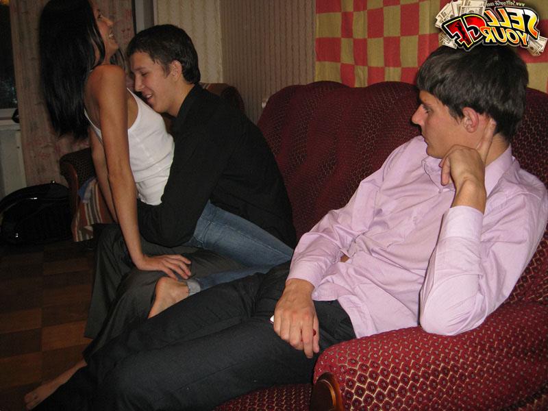 16P Brünetter Teenager hat Sex mit einem Jungen, um die Schulden seines Freundes zu begleichen