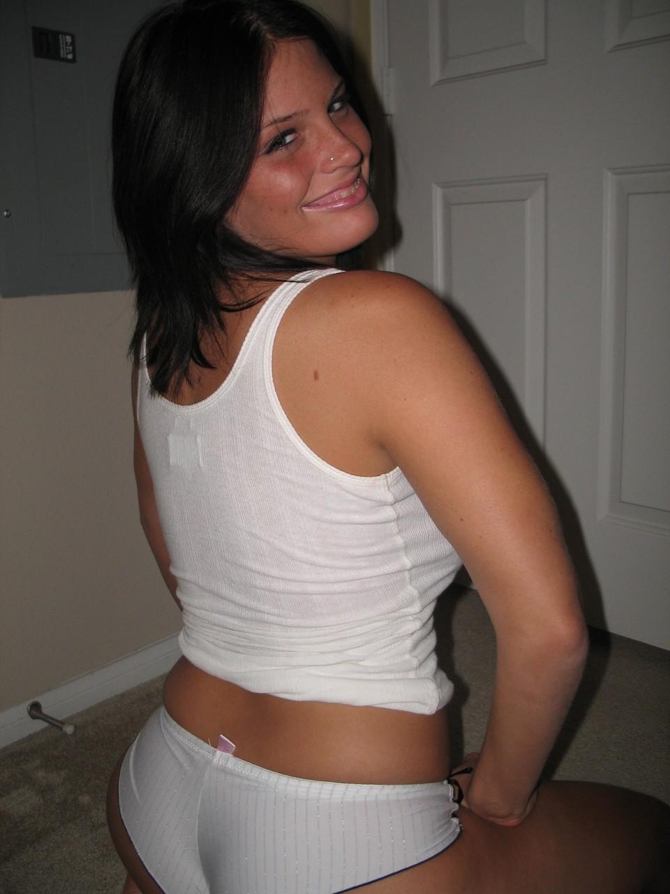 20P Lindsay, une amatrice amateur, dévoile ses jolis seins et exhibe sa chatte.