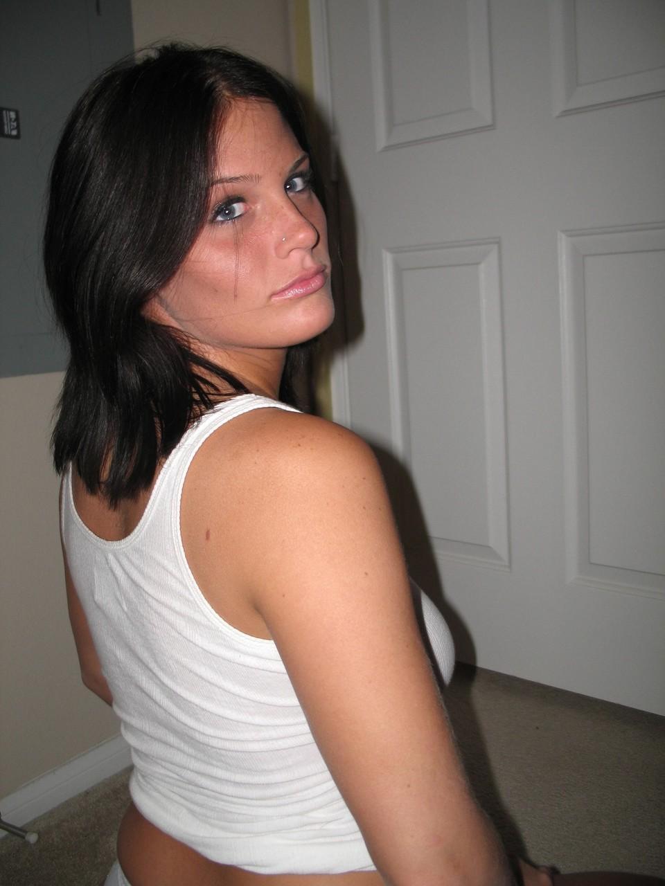 20P Lindsay, une amatrice amateur, dévoile ses jolis seins et exhibe sa chatte.