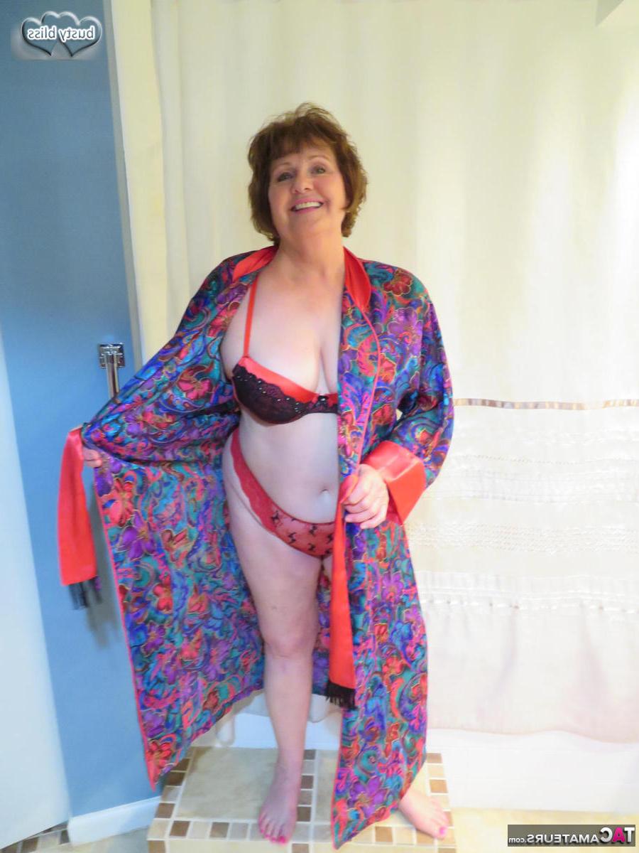 16P Die reife Dame Busty Bliss entblößt ihre großen Titten, während sie lackierte Zehennägel trägt