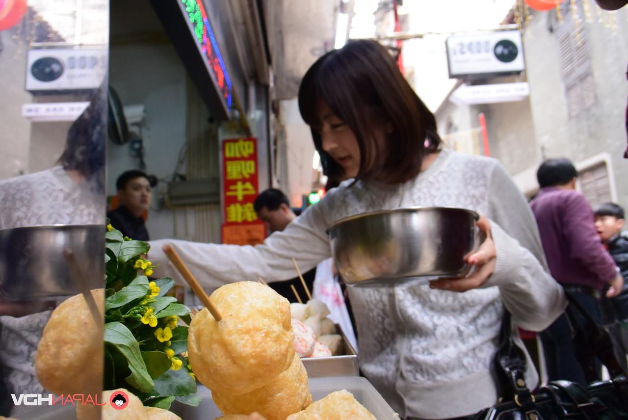 20P A gata japonesa Iku Sakuragi é fodida com os dedos, lisa e enlouquecida em um hotel