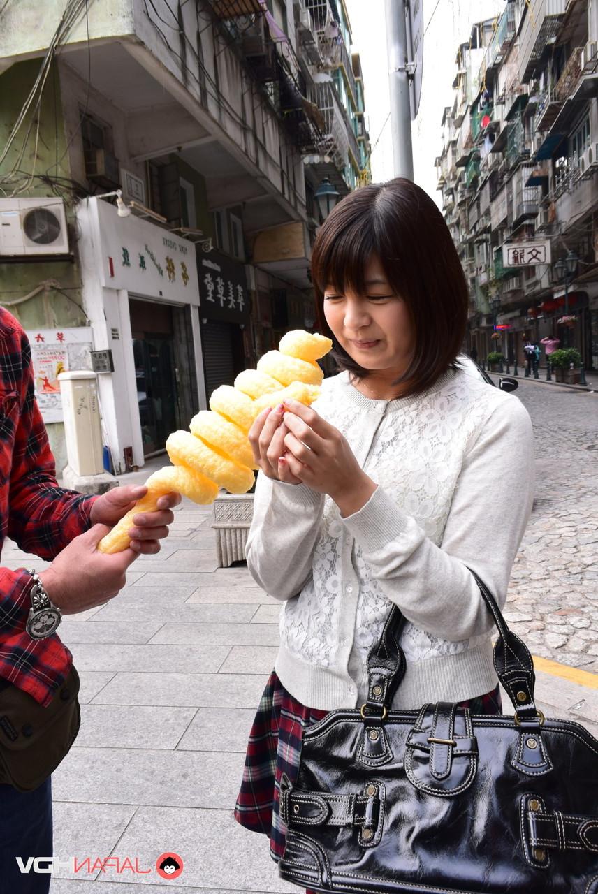 20P A gata japonesa Iku Sakuragi é fodida com os dedos, lisa e enlouquecida em um hotel