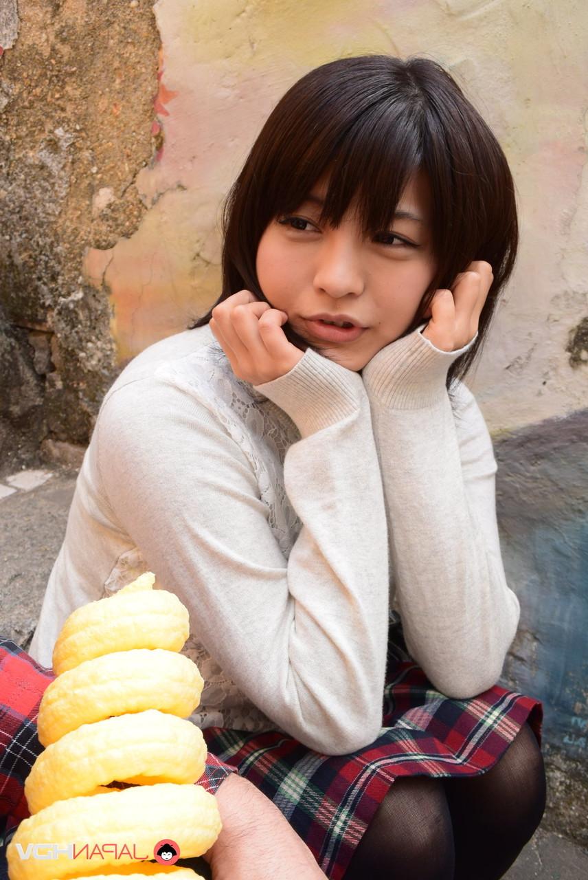 20P A gata japonesa Iku Sakuragi é fodida com os dedos, lisa e enlouquecida em um hotel