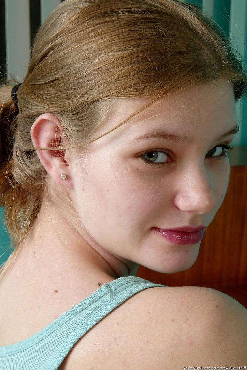 20P Sarah, amateur enceinte, montre ses seins juteux et écarte sa chatte rose.