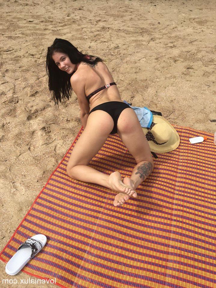 16P A doce adolescente morena Lavana Lou brinca com a bunda em um biquíni sexy na praia