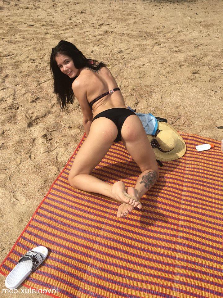 16P A doce adolescente morena Lavana Lou brinca com a bunda em um biquíni sexy na praia