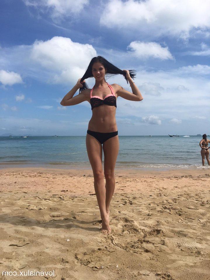 16P A doce adolescente morena Lavana Lou brinca com a bunda em um biquíni sexy na praia