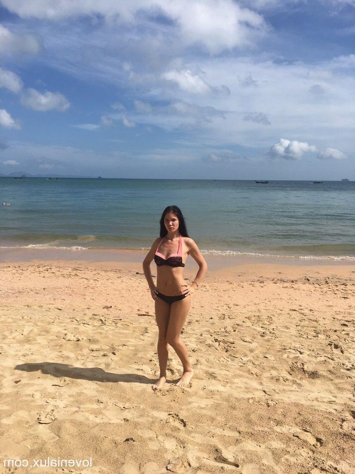 16P A doce adolescente morena Lavana Lou brinca com a bunda em um biquíni sexy na praia