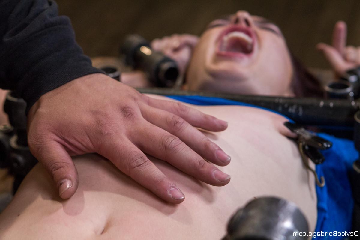 20P A adorável morena Jodi Taylor é amarrada e humilhada em uma mesa de BDSM