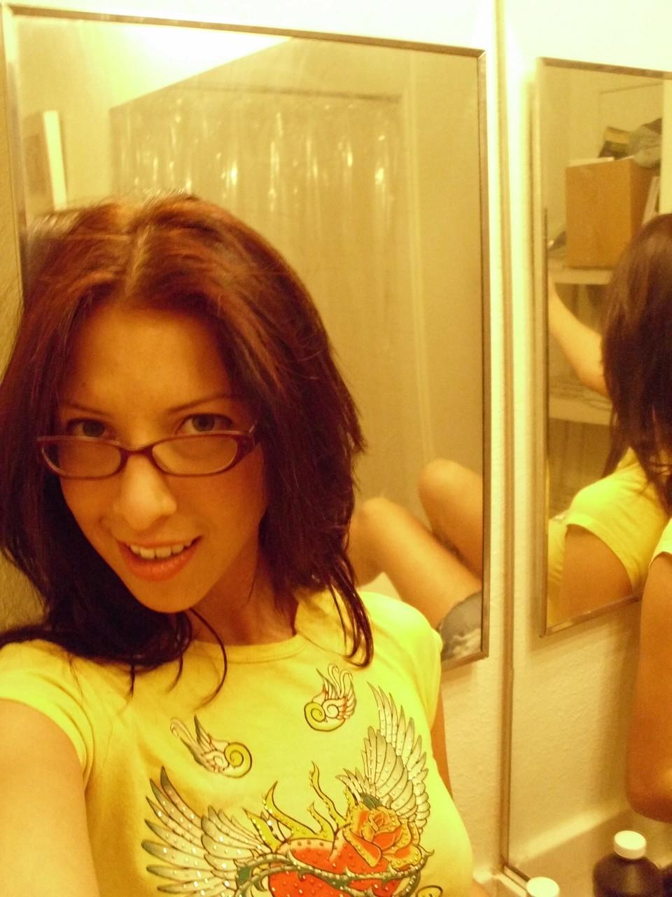 20P Der nerdige Amateur-Teenager Cydella zieht sich aus und zeigt ihre tollen Titten und ihren Arsch