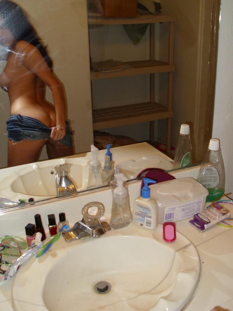 20P Der nerdige Amateur-Teenager Cydella zieht sich aus und zeigt ihre tollen Titten und ihren Arsch