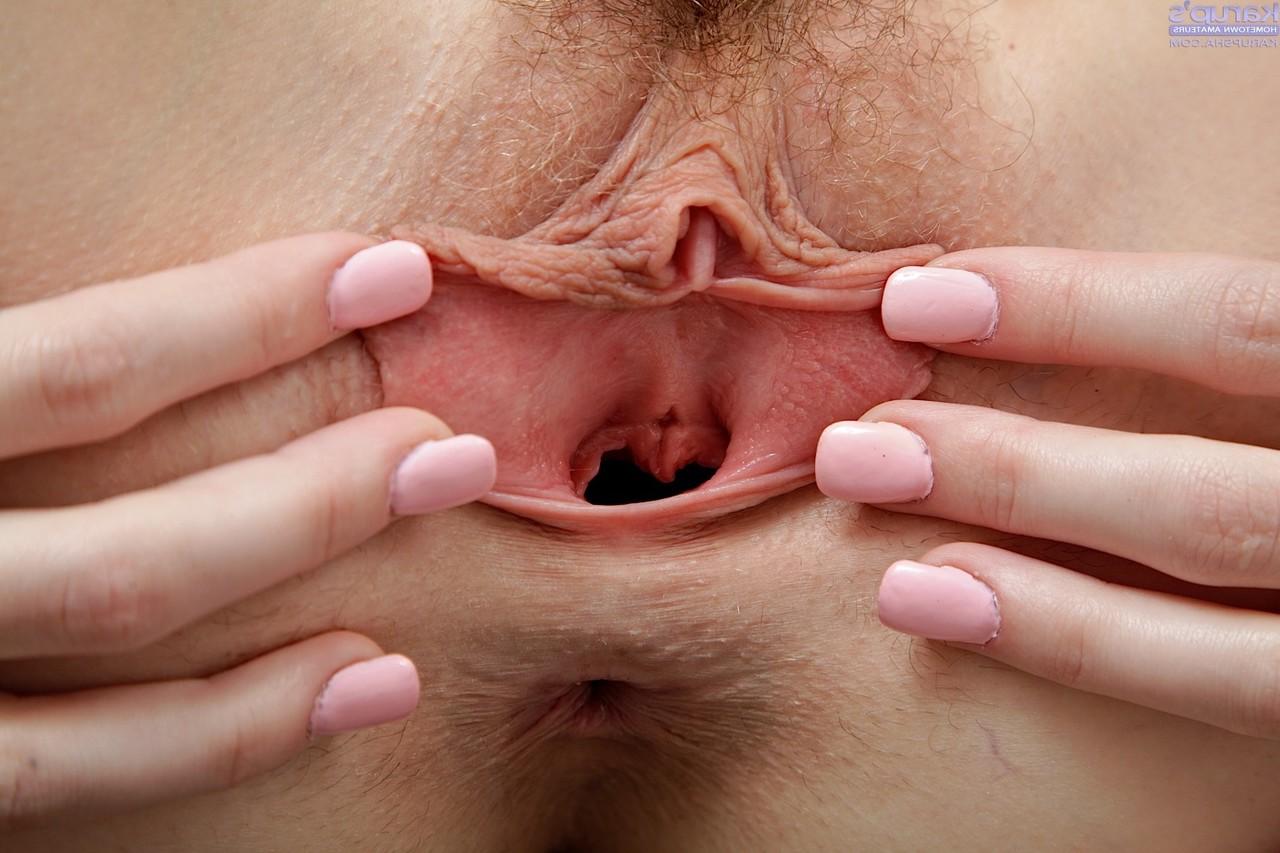 20P Amateur-Teenie Alex Harper zeigt ihren süßen Arsch und ihre haarige Muschi in einem Solo