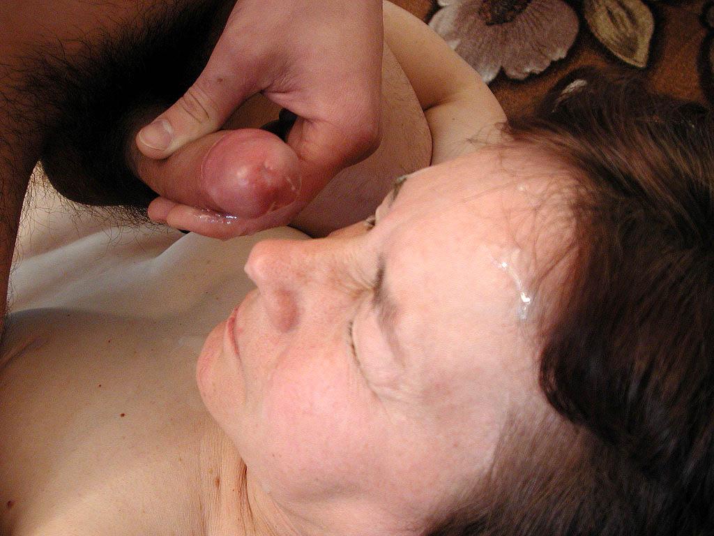 20P Une grand-mère rousse et potelée baise un mec blond dans sa chambre