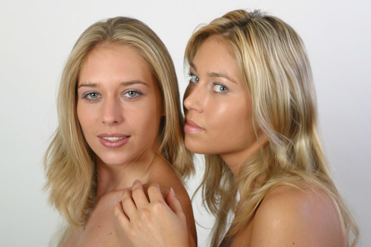 20P As adolescentes loiras Lucy e Lucie provocam seus peitos pequenos e bundas