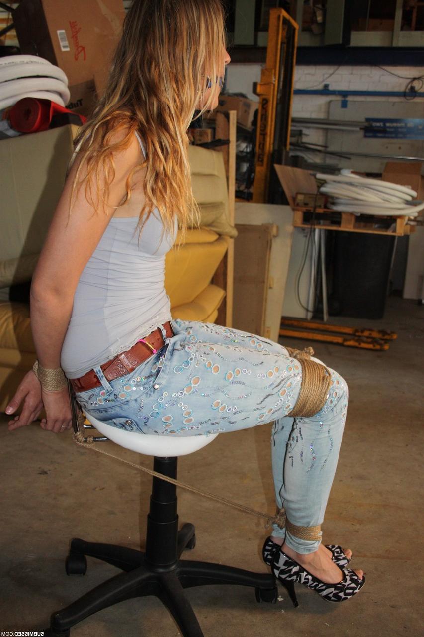 20P Iveta, blonde ligotée et bâillonnée, expose et caresse ses seins sexy.