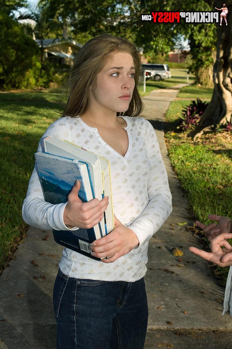17P Universitária com corpo flexível não só consegue ler livros, mas também fode bem