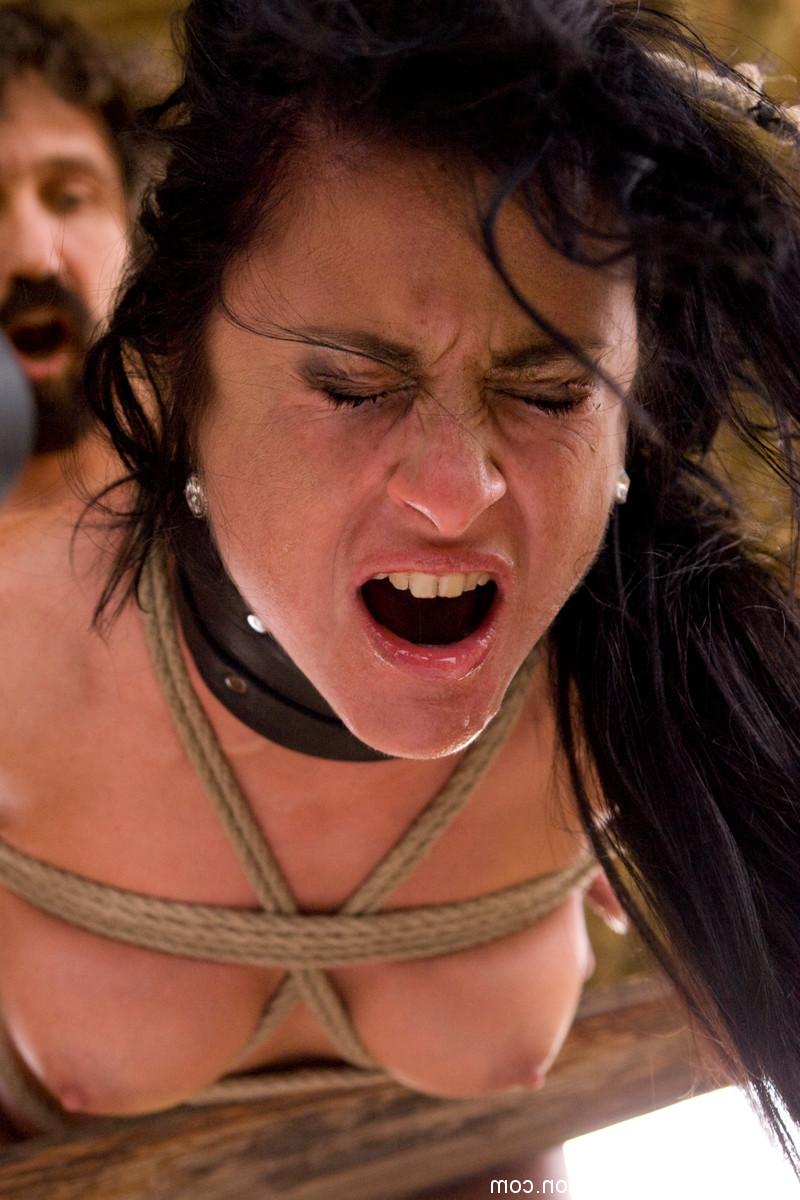 20P A gata francesa Cecilia Vega é amarrada e fodida em um trio BDSM ao ar livre