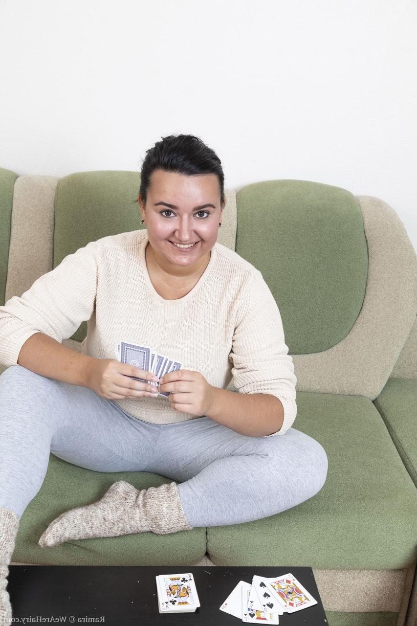 20P A gordinha americana Ramira revela seus grandes juggs naturais, bunda redonda e buceta peluda