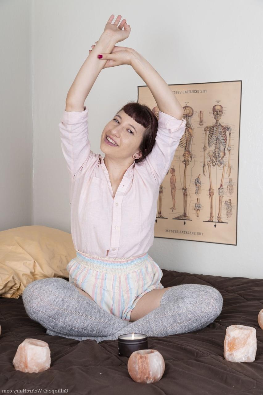 20P La profesora de meditación Calliope se quita la ropa y se toca el coño peludo