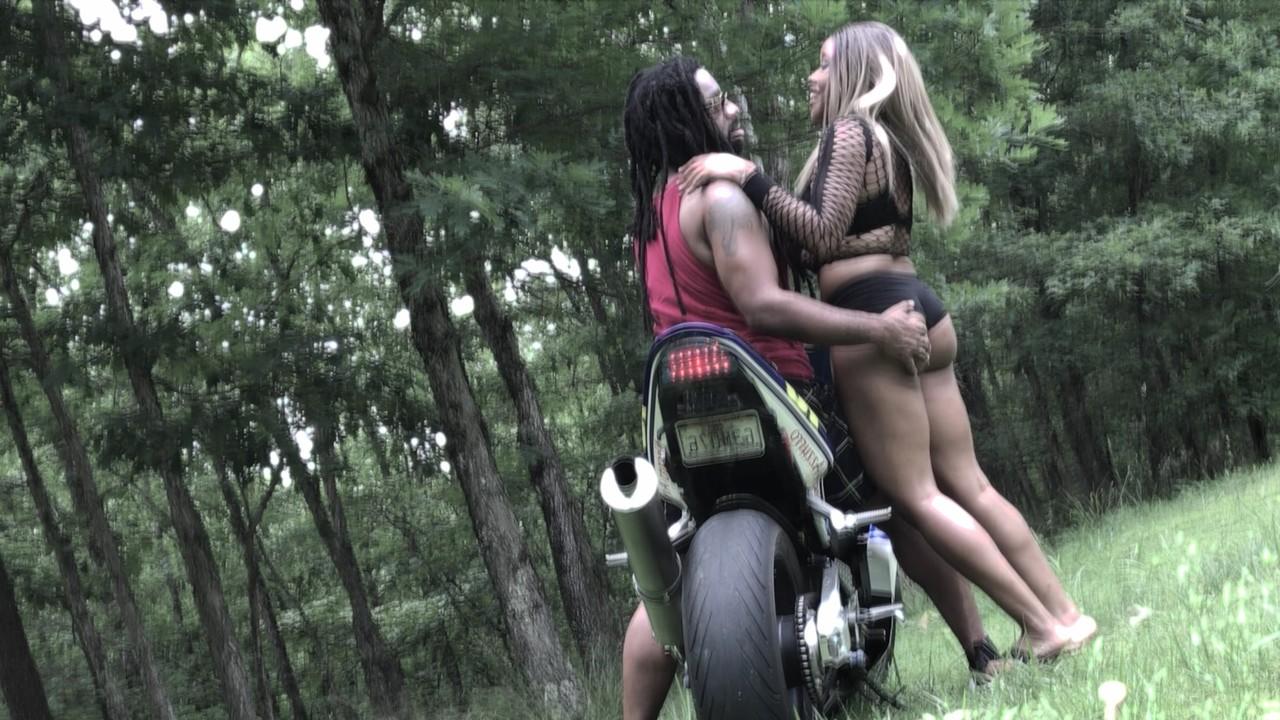 17P バイクに乗って大きな黒いお尻を披露するぽっちゃり黒人ニナ・リベラ