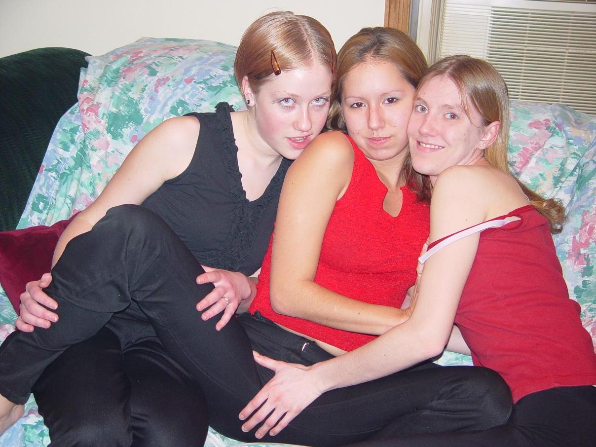19P Des adolescentes lesbiennes amateurs s'offrent un cunnilingus dans un trio réservé aux filles.