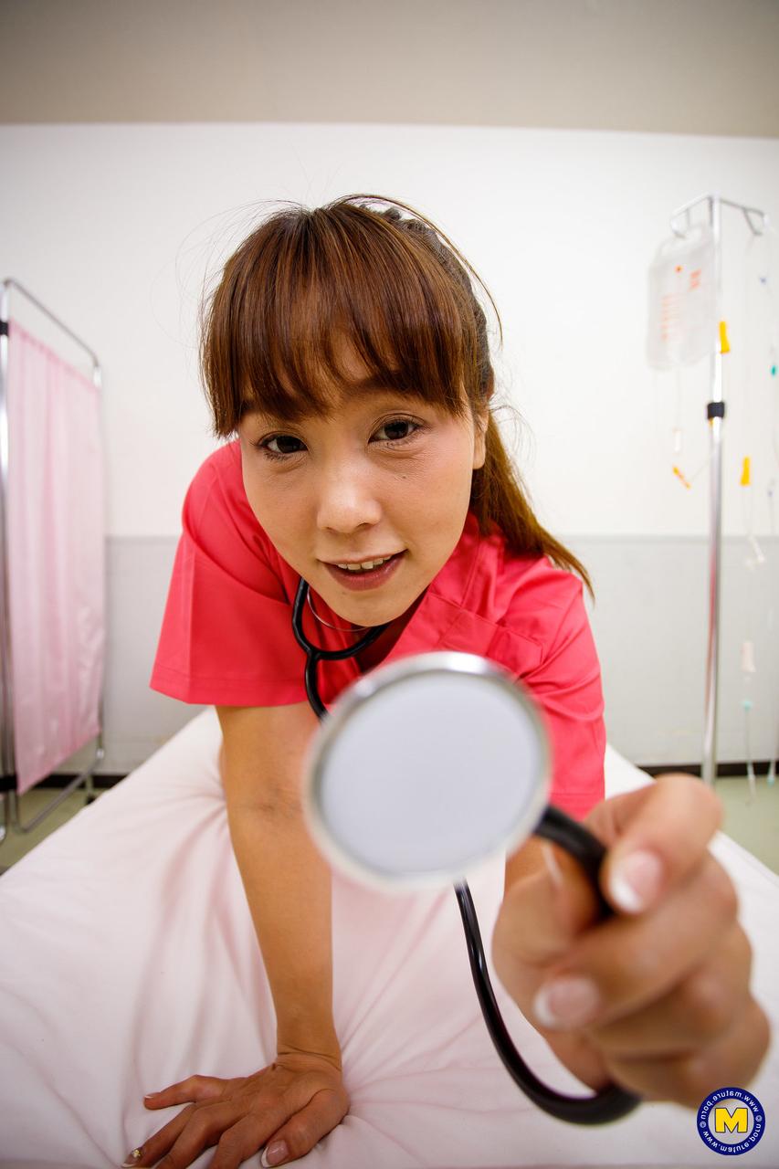 11P Shoko Chiba, une infirmière asiatique plus âgée, fait l'amour en POV sur un lit avec un patient.