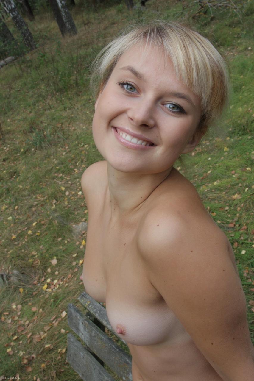 20P La blonde Katar dévoile ses seins naturels et son butin sur un banc dans le parc.